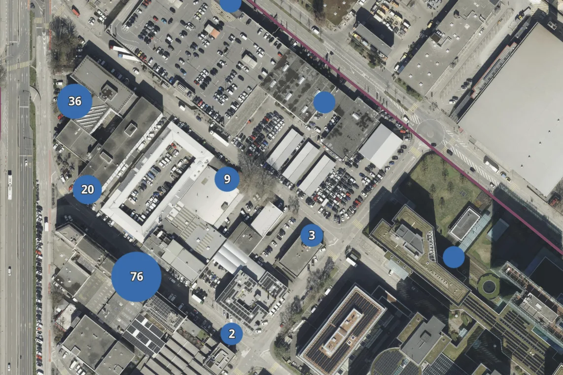 Vue cartographique aérienne avec marqueurs localisant des entreprises