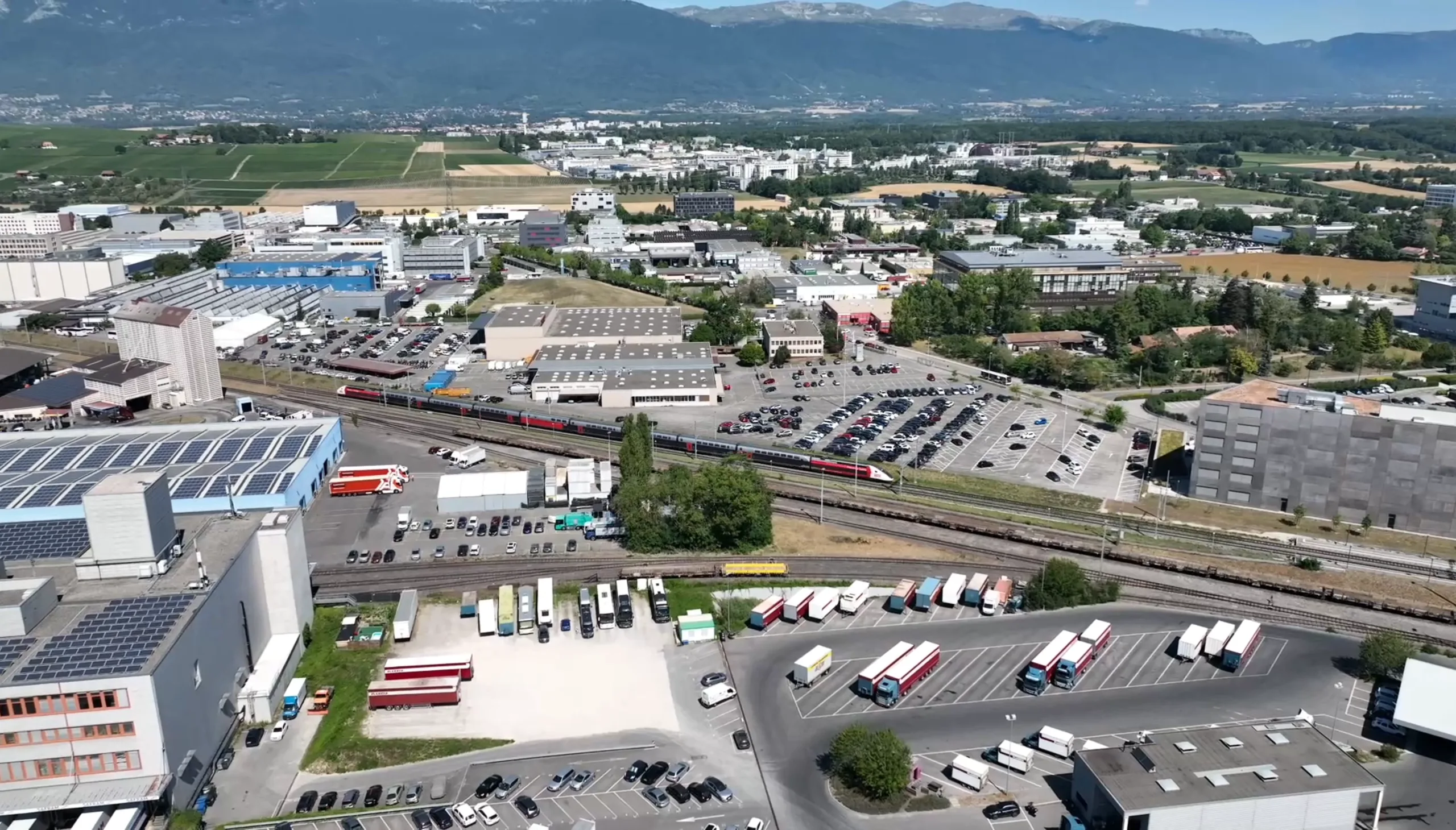 Vue aérienne de la zone ZIMEYSA : halles logistiques, parc de camions et voie ferrée