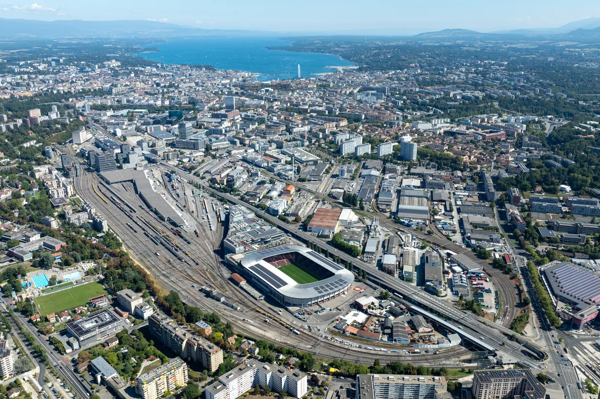 Vue aérienne du secteur Praille-Acacias-Vernets avec le stade de Genève et les faisceaux ferroviaires