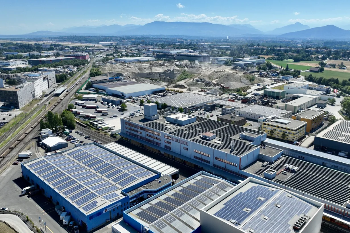 Vue aérienne de la zone ZIMEYSA, toitures en panneaux solaires et desserte ferroviaire
