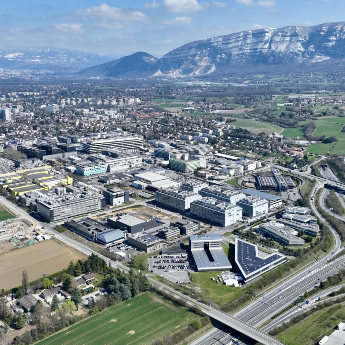 Vue aérienne de la zone industrielle de Plan-les-Ouates, avec le Salève en arrière-plan